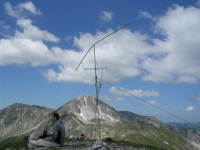 Dietro le antenne la cima del Terminillo