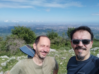 Roberto IU0PHY e Andrea IZ0QYI sulla cima del Monte Morra