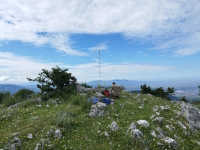 Andrea IZ0QYI che opera dal Monte Morra in 50 MHz con il dipolo autocostruito