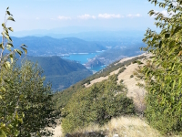 Inizia la discesa con vista sul lago del Turano