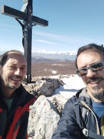 Siamo in cima, foto di rito vicino alla croce